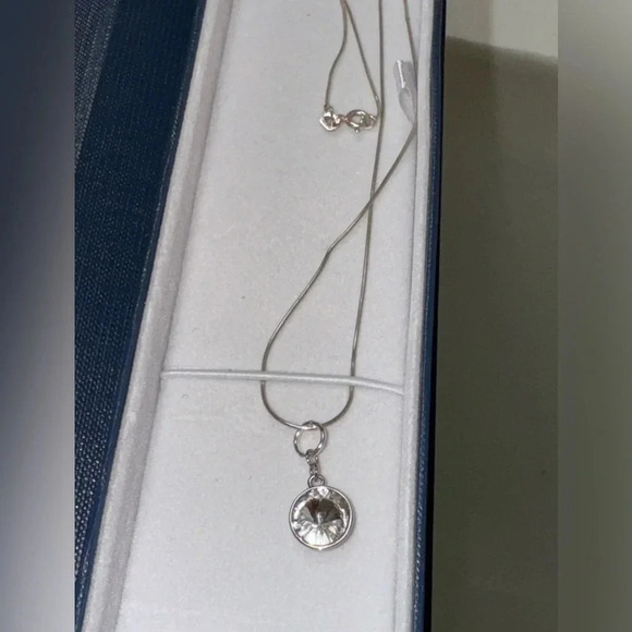 Clear Swarovski Crystal
Rivoli & Blue Aurora Borealis pendants with 925 … - Picture 5 of 16